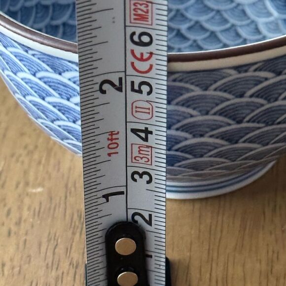 JAPANESE PORCELAIN FISH SCALES PATTERN BOWLS WITH LIDS. SET OF 2 - Picture 4 of 5